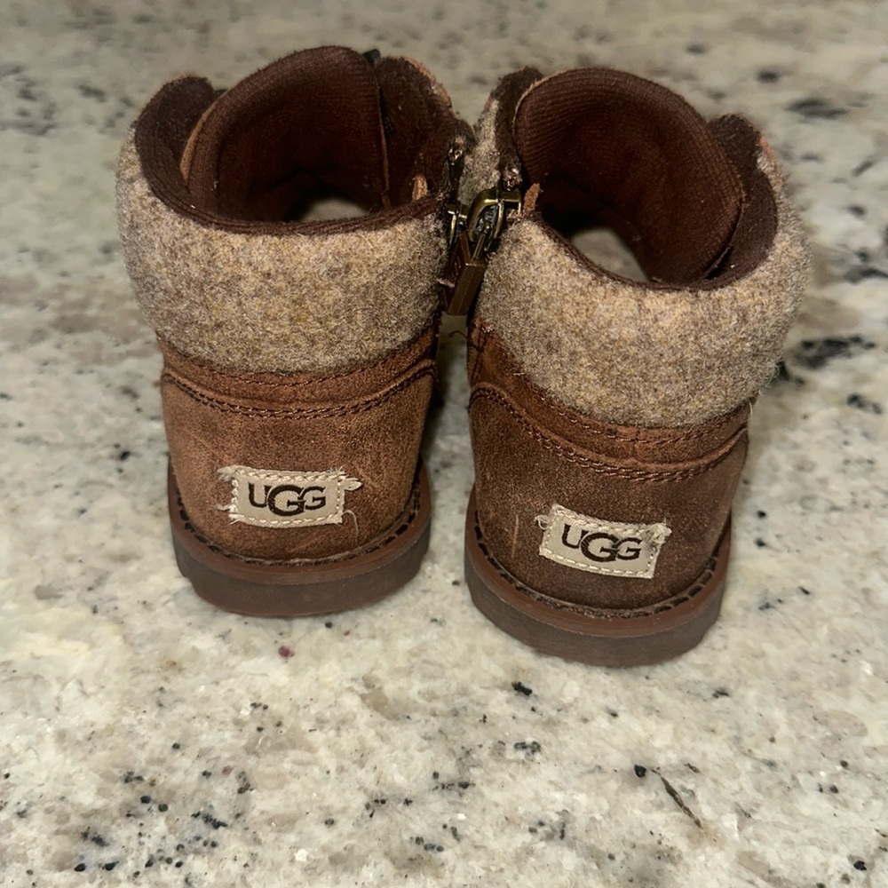 Little boys size 9 Ugg boots - barely used - great codition